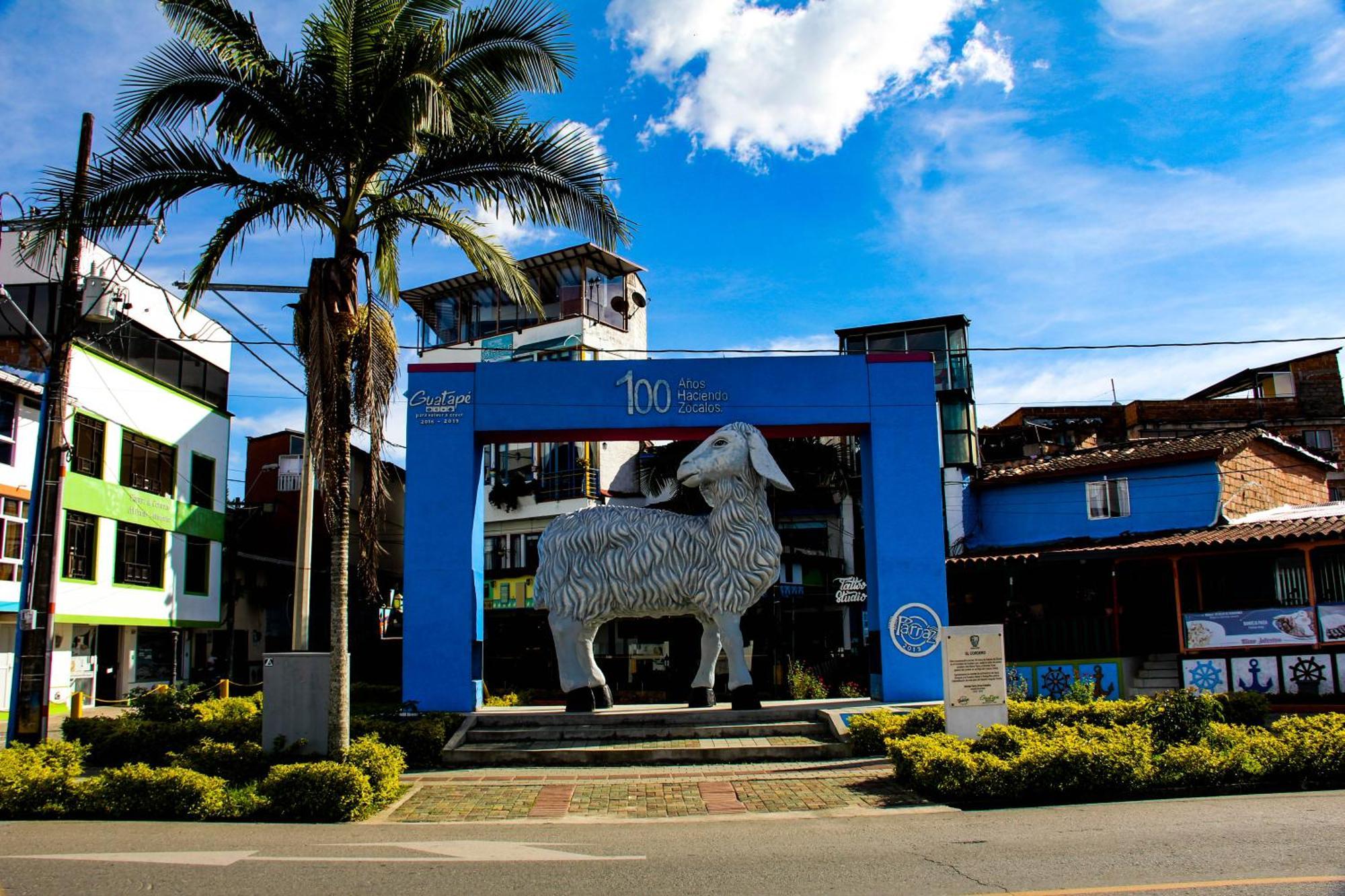 Hotel Real Guatape Bagian luar foto