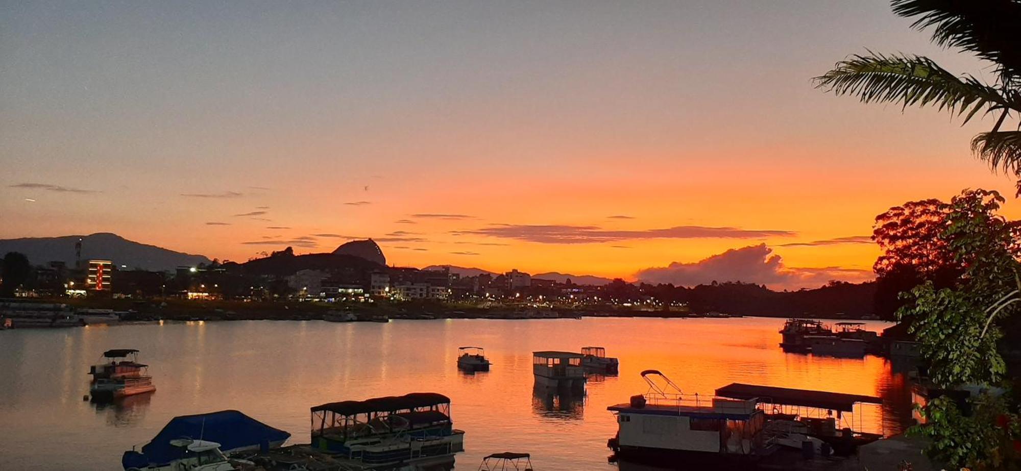 Hotel Real Guatape Bagian luar foto