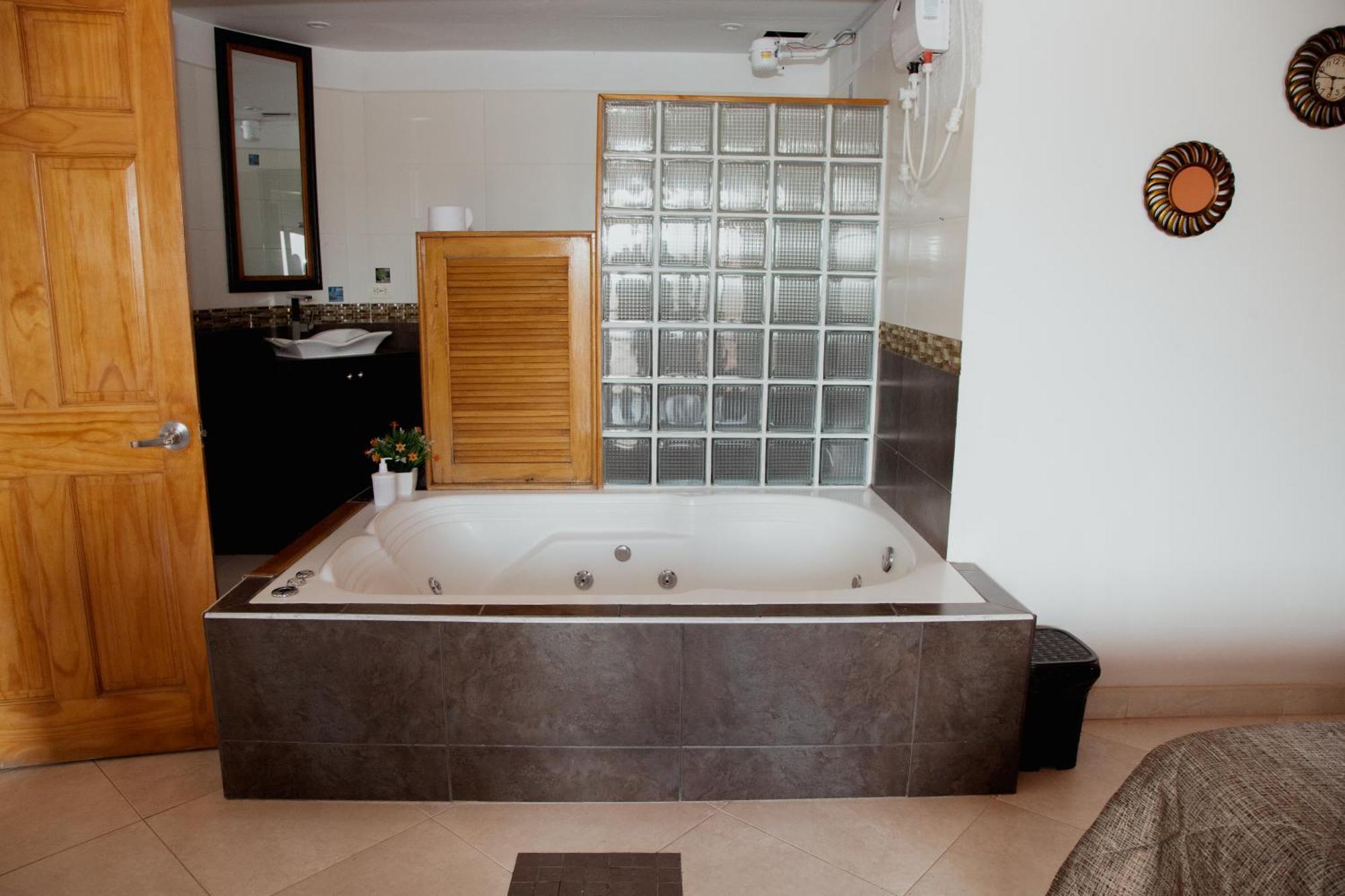 Hotel Real Guatape Bagian luar foto